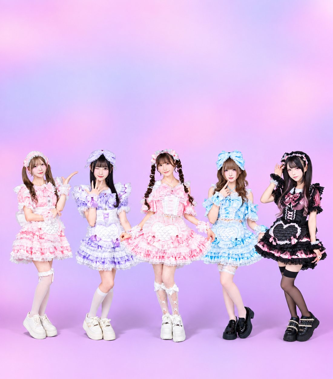 さまざまな衣装のキャスト5人